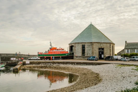 L’Office de Tourisme du Cotentin remet un chèque à la SNSM