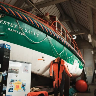 L’Office de Tourisme du Cotentin remet un chèque à la SNSM